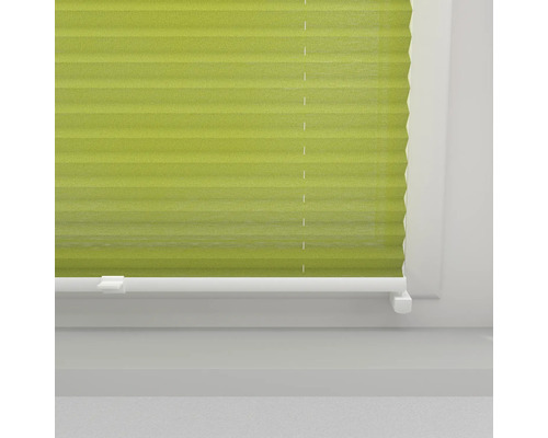 Jaluzele plisate verzi pe fereastră pentru controlul luminii și intimitate.