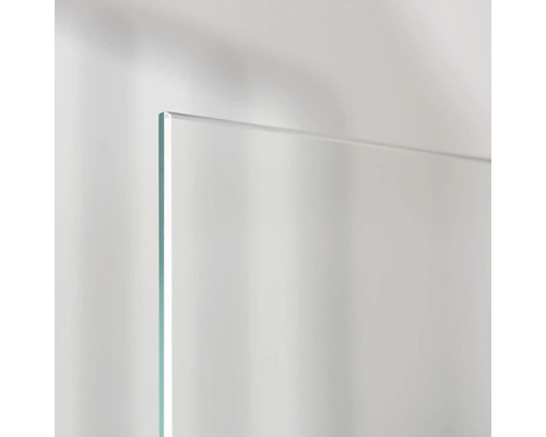 Prim-plan cu o placă de sticlă transparentă.