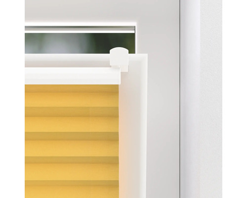 Prim-plan cu o draperie plisată galbenă pe o fereastră