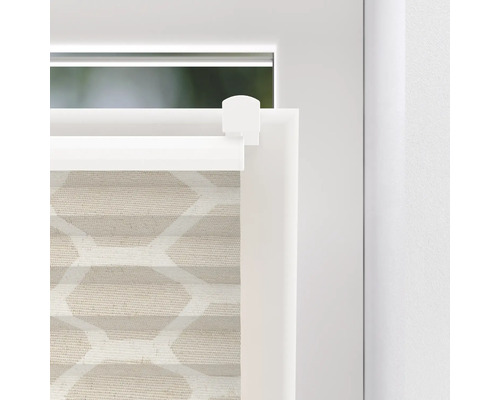 Prim-plan cu un jaluzele plisate tip fagure de miere la fereastră