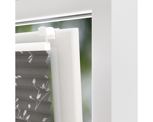 Vizualizare detaliată a unui pliseu gri cu model floral pe fereastră