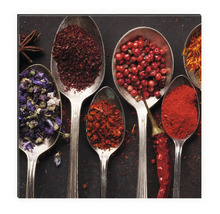 Imagine decorativă cu diverse condimente în linguri