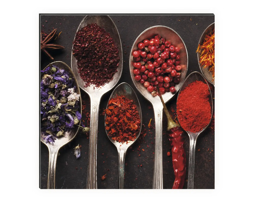 Imagine decorativă cu diverse condimente în linguri