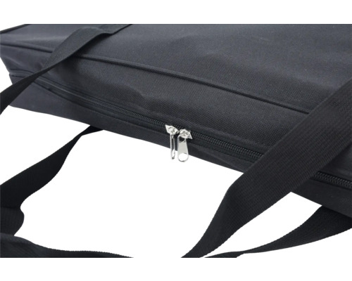 Prim-plan cu geantă de transport neagră cu fermoar și curele de transport