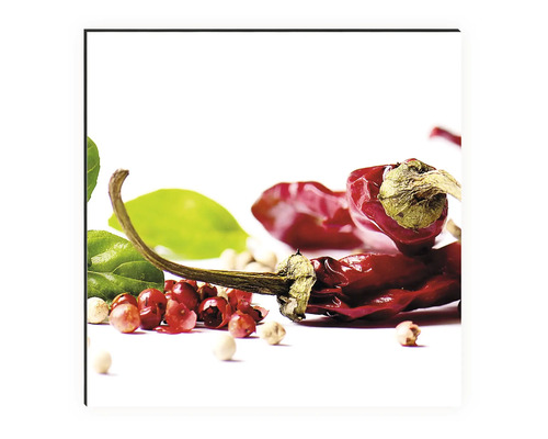 Ardei iuți, frunze verzi și diverse boabe de piper se află pe o suprafață luminoasă.