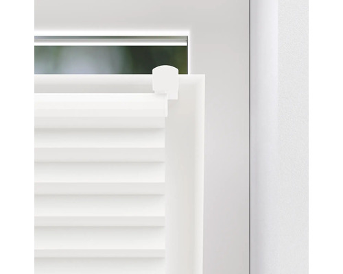 Prim-plan cu un jaluzea plisată albă pe o fereastră