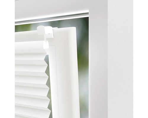 Prim-plan cu jaluzea plisată albă pentru fereastră