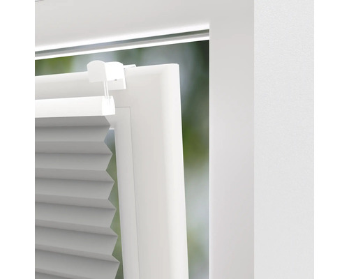 Prim-plan al unui jaluzele plisate pe o fereastră