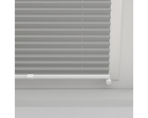 Prim-plan al unui jaluzele plisate pe fereastră