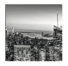 Fotografie alb-negru a unui peisaj urban plin de viață pe timp de noapte