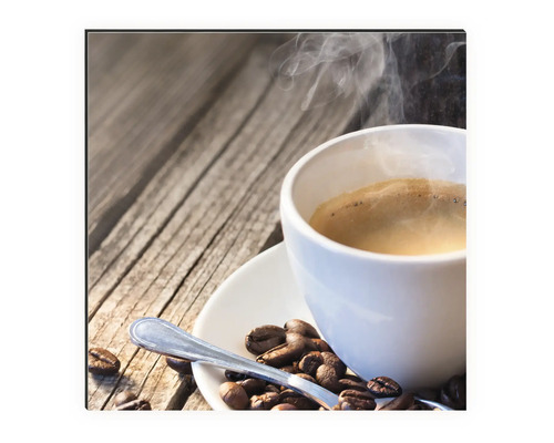 Ceașcă de cafea cu boabe de cafea și linguriță pe scândură de lemn