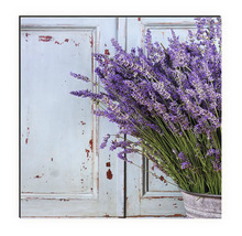 Pânză decorativă cu motiv de lavandă în fața unui perete din lemn