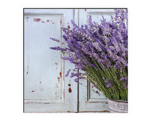 Pânză decorativă cu motiv de lavandă în fața unui perete din lemn