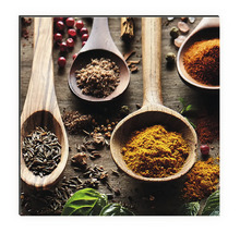 Imagine decorativă de perete cu diverse condimente în linguri de lemn pe o masă.