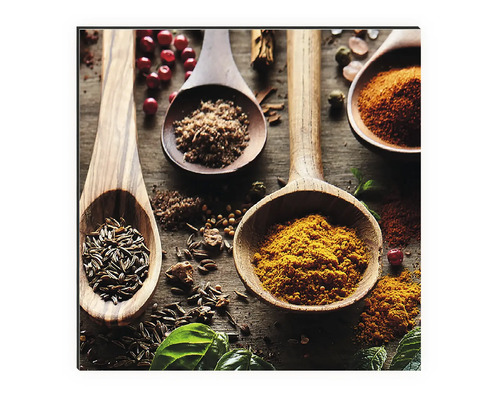 Imagine decorativă de perete cu diverse condimente în linguri de lemn pe o masă.