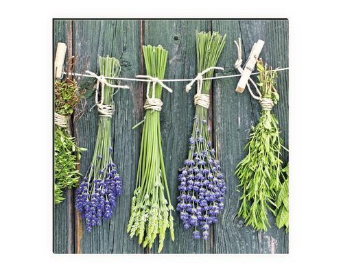 Tablou decorativ de perete cu buchete de plante aromatice pe o sfoară în fața scândurilor de lemn