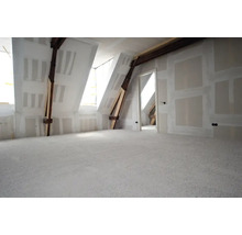 Mansardă finisată cu plăci de gips-carton, grinzi din lemn și șapă.