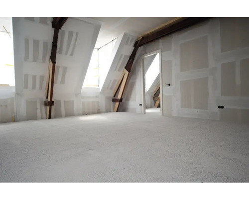 Mansardă finisată cu plăci de gips-carton, grinzi din lemn și șapă.