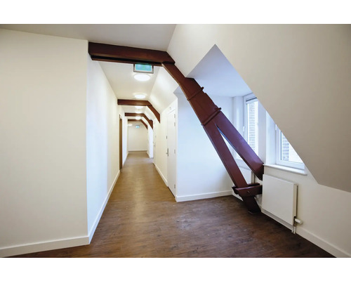 Coridor cu grinzi de lemn și lămpi de tavan