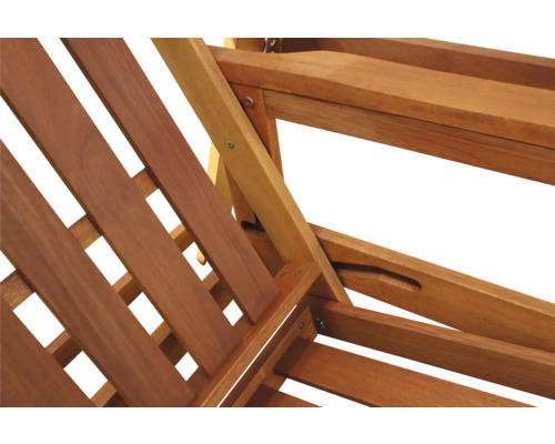 Vedere detaliată a unui șezlong din lemn cu structură din lamele