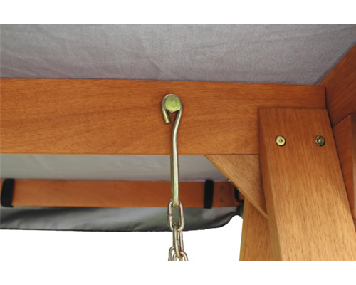 Imagine detaliată cu un balansoar de grădină cu cârlige și lanț