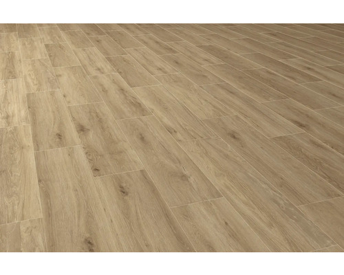 Podea montată cu aspect de lemn.