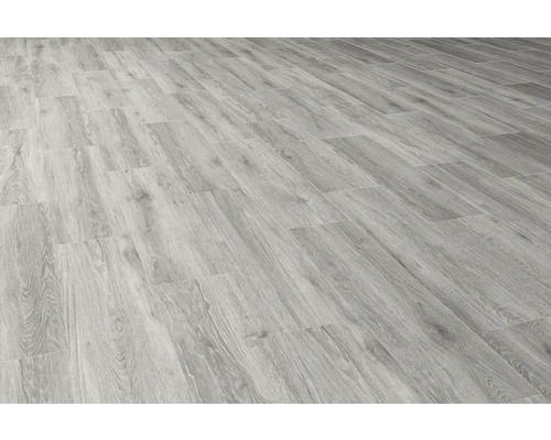 Pardoseală laminată deschisă la culoare cu aspect de lemn montată.