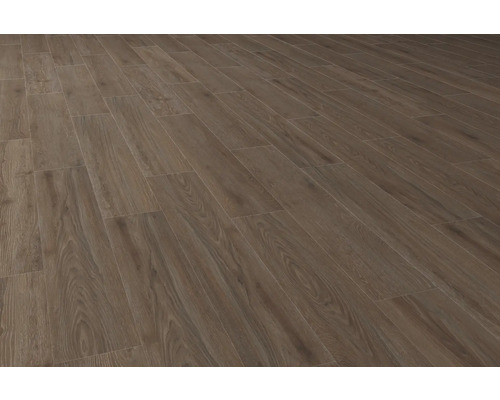 Pardoseală montată cu aspect de lemn.