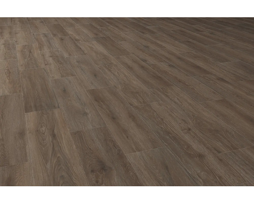 Montarea podelei laminate cu aspect de lemn.