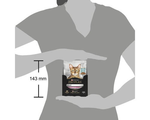 O persoană ține un pachet de hrană pentru pisici adulte Purina Pro Plan. Pachetul are o înălțime de 143 milimetri.
