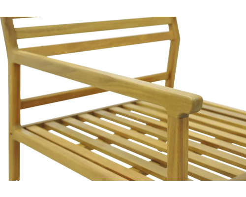 Prim-plan cu un scaun din lemn cu braț și cadru cu lamele