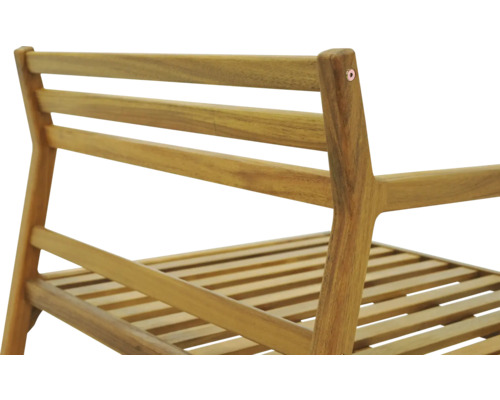 Detaliu scaun de lemn cu brațe și structură lamelară pentru exterior