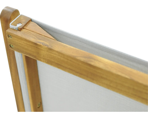 Imagine detaliată a unui șezlong de grădină cu cadru din lemn și tapițerie textilă