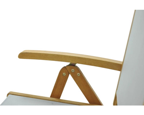 Prim-plan cu brațul de lemn al unui scaun de grădină