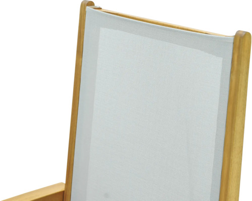 Imagine detaliată a unui scaun de grădină cu cadru din lemn și tapițerie din material textil