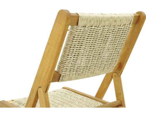 Prim-plan cu un șezlong din lemn cu șezut și spătar împletite