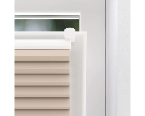 Detaliu jaluzea plisată pe o fereastră