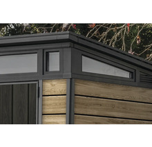 Imagine detaliată a unei căsuțe de grădină cu ferestre și placare cu lemn.