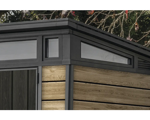 Imagine detaliată a unei căsuțe de grădină cu ferestre și placare cu lemn.