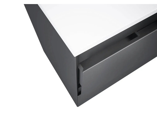 Prim-plan al unui dulap de baie cu sertar