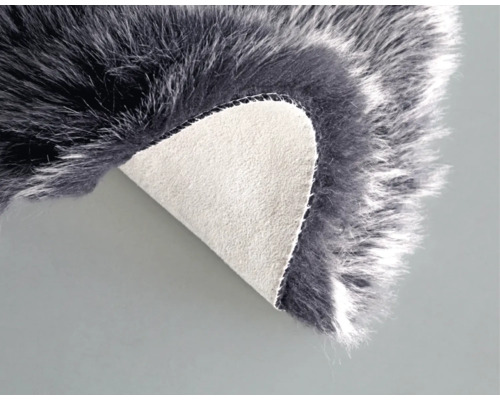 Pătură gri imitație piele de oaie cu spate.