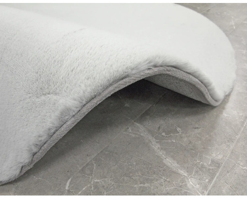 Vizualizare detaliată a unui covor deschis la culoare cu o suprafață moale