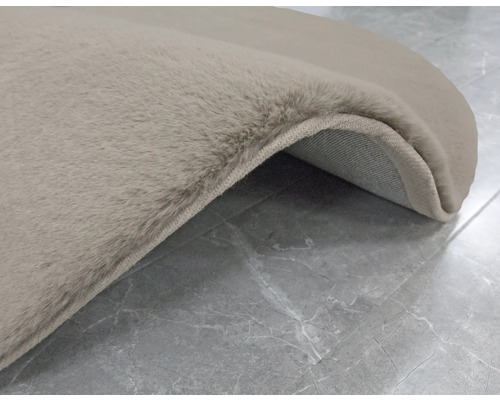 Prim-plan cu un covor bej cu fibre lungi