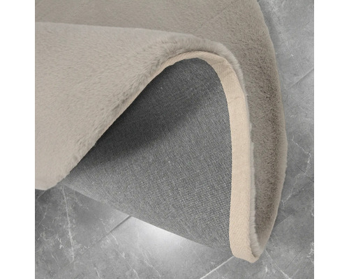 Vizualizare detaliată a unui covor cu suprafață cu grăunțe și suport textil.