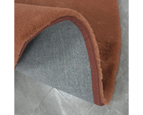 Detalii cu un covor maro cu spate din material textil