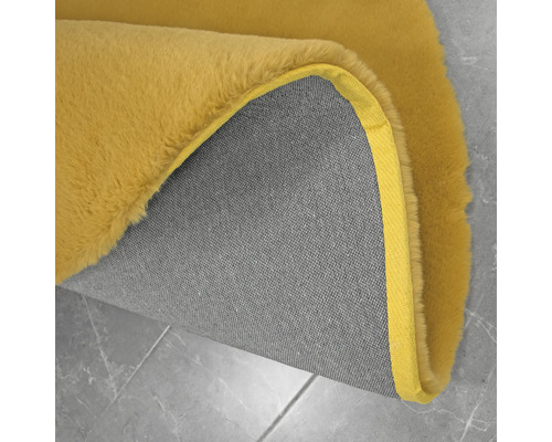 Vizualizare detaliată a unui covor cu fibre și spate din material textil