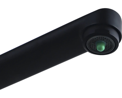 Prim-plan cu un gât de robinet negru cu perlator