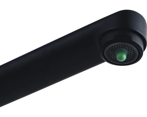 Prim-plan cu gura de scurgere a robinetului