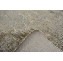 Prim-plan al unui covor de culoare deschisă cu model abstract