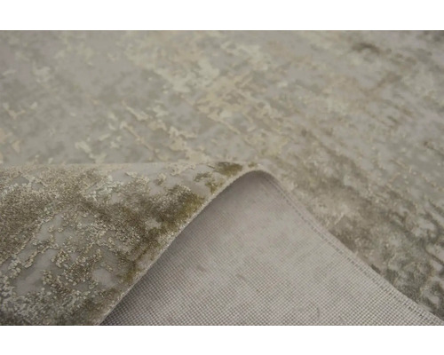 Prim-plan al unui covor de culoare deschisă cu model abstract